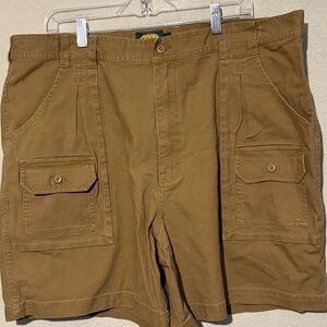 Men's Tan Cabela’s 7 pocket hiking cargo shorts EUC size 43